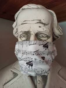 Atemschutzmaske über Giuseppe Verdis Gesicht